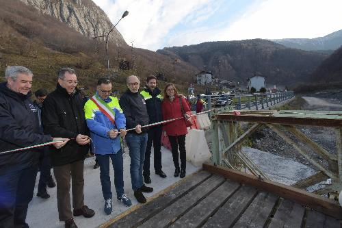 iI vicegovernatore del Friuli Venezia Giulia con delega alla Protezione civile, Riccardo Riccardi e l'assessore alle Infrastrutture Graziano Pizzimenti all'apertura del nuovo ponte Bailey fornito dall'Anas alla Protezione civile Fvg in località Timau (comune di Paluzza).